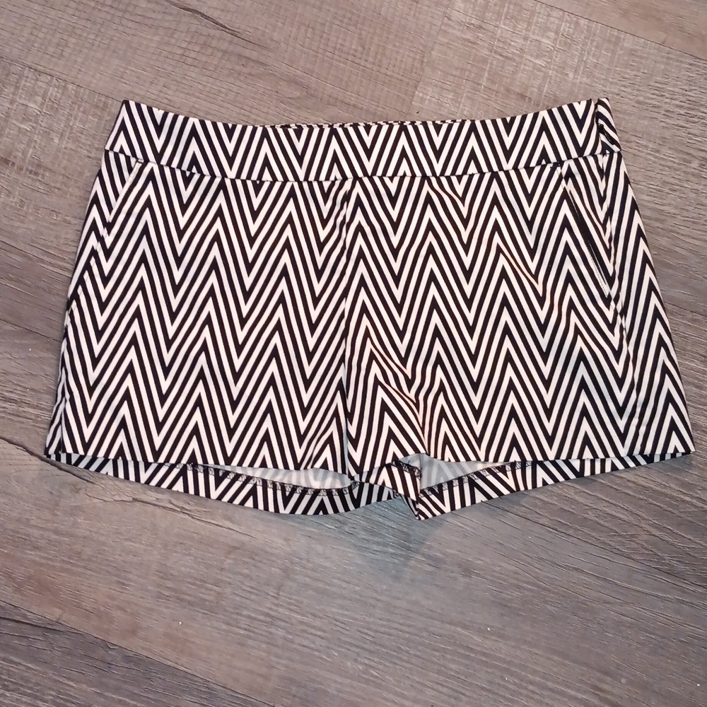 Exspress Girls Size 0 Black and White Zigzag Shorts Youth High Waist Short
